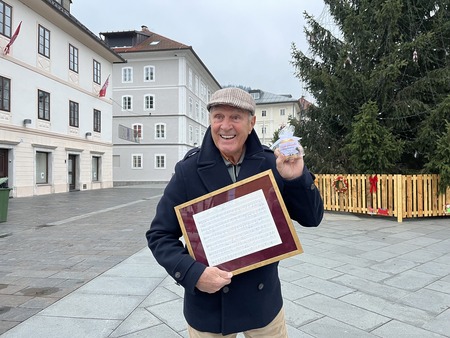 Dušan Kobal županu izročil Poklon Idriji