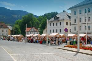 14 - Sejem na mestnem trgu